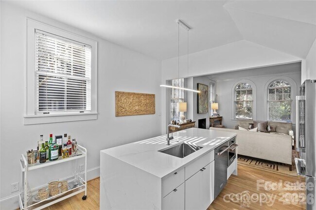 Building Photo - 609 Queens Rd