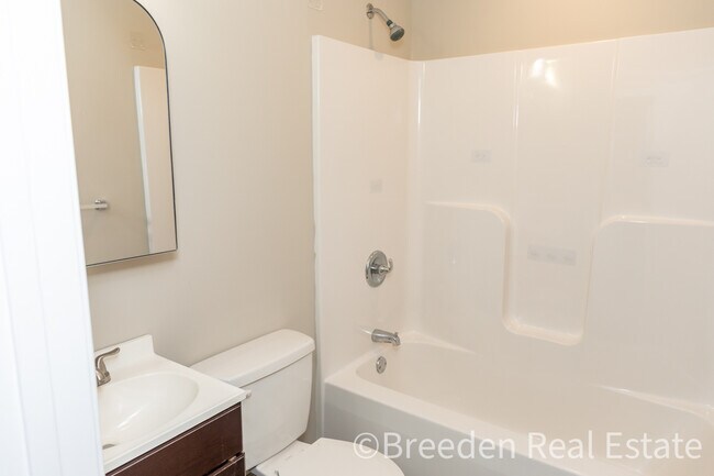 Building Photo - 1096 Elm Cir
