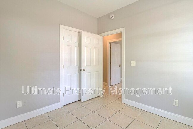 Building Photo - 220 Rose Ave