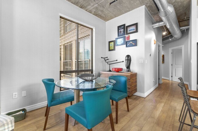 Building Photo - 2 Bed 2 Bath - Mount Vernon Condo - Garage Parking Space Included