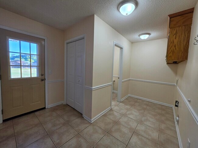 Building Photo - 450 Derek Dr