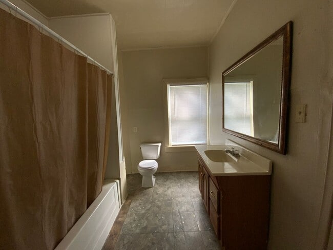 Building Photo - 3-Bedroom, 1-Bathroom Home – $950/Month - ...