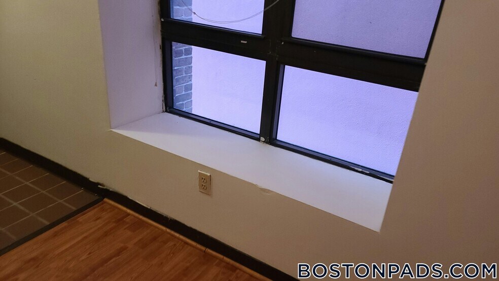 Building Photo - 81 Essex St