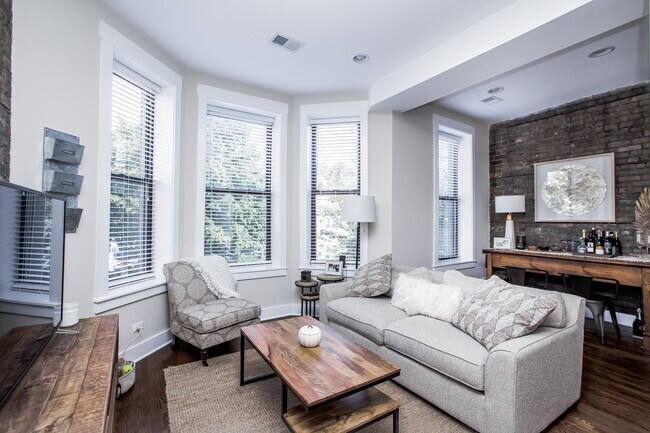 Building Photo - Gorgeous Condo Quality 2Bed/1Bath in Bucktown! In-Unit Laundry! Central Air! Parking!