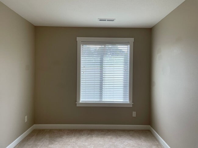 Building Photo - LUXURY 4 Bed Camas Townhome! Gated Communi...