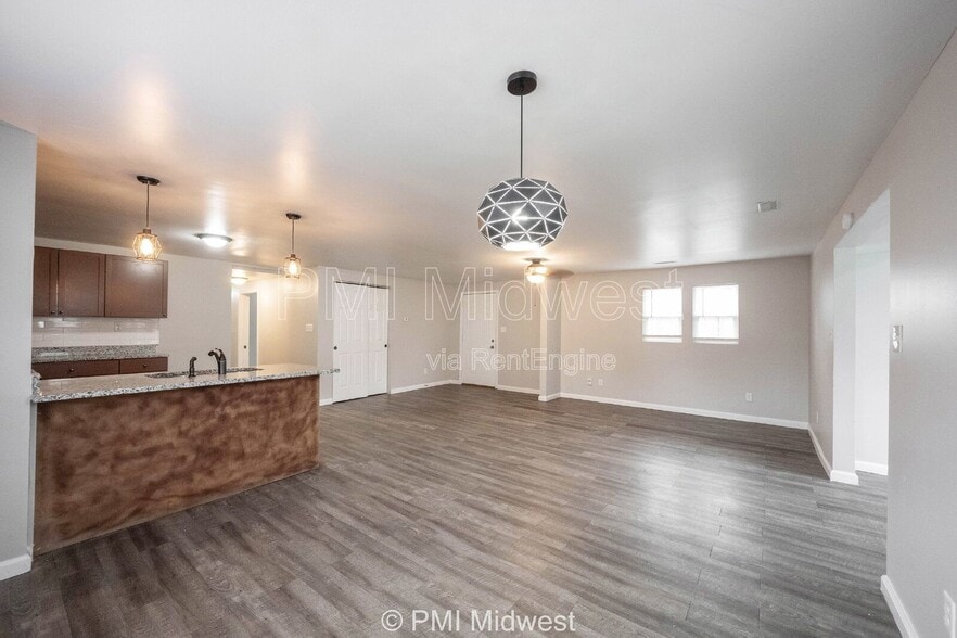 Building Photo - 955 N Traub Ave