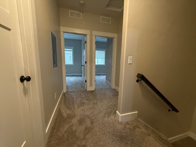 Building Photo - 690 S Saturn Ave