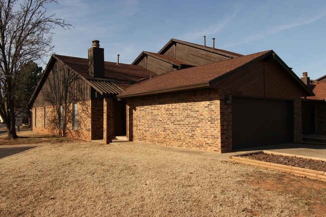 Building Photo - 4700 Hemlock Ln