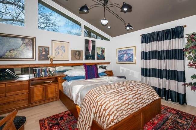 Building Photo - 16615 Walcliff Dr