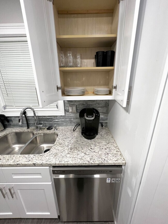 Building Photo - 5569 Pine Gate Dr