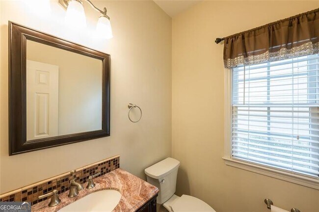 Building Photo - 2404 Gablewood Dr NE
