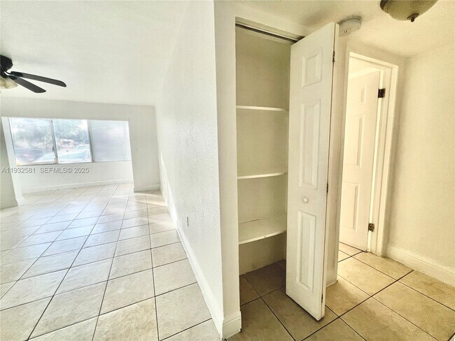 Building Photo - 1305 W 46th St