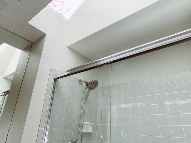 Building Photo - 3Bd/2.5Ba Kirkland Townhome