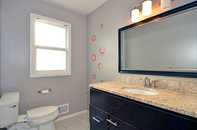 Building Photo - Spacious 5-Bed 3-Bath Home in Edina - Available Now!