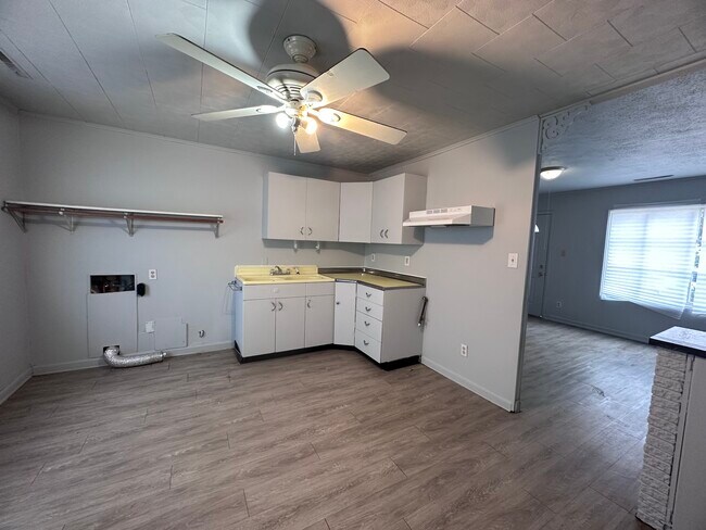 Building Photo - 1504 Edgewood-