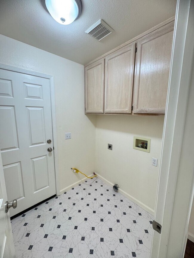 Building Photo - Beautifully Remodeled 3-Bedroom, 2-Bathroom home waiting for you !