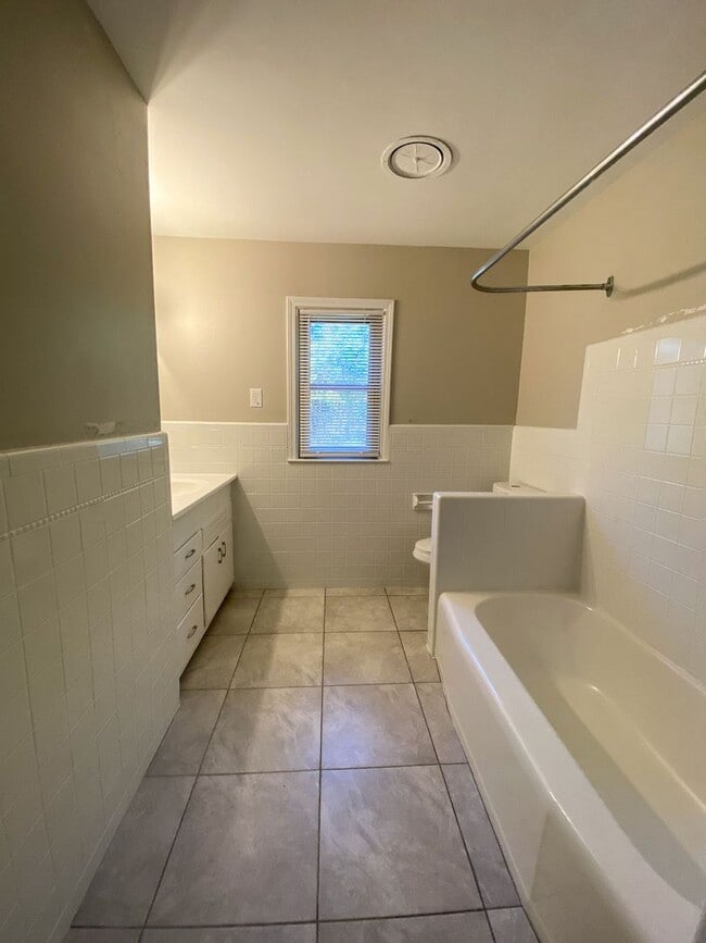 Building Photo - Large 3 bedroom 2 bath home in Whitehaven recently renovated