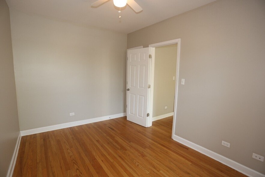 Building Photo - 5208 N Sawyer Ave