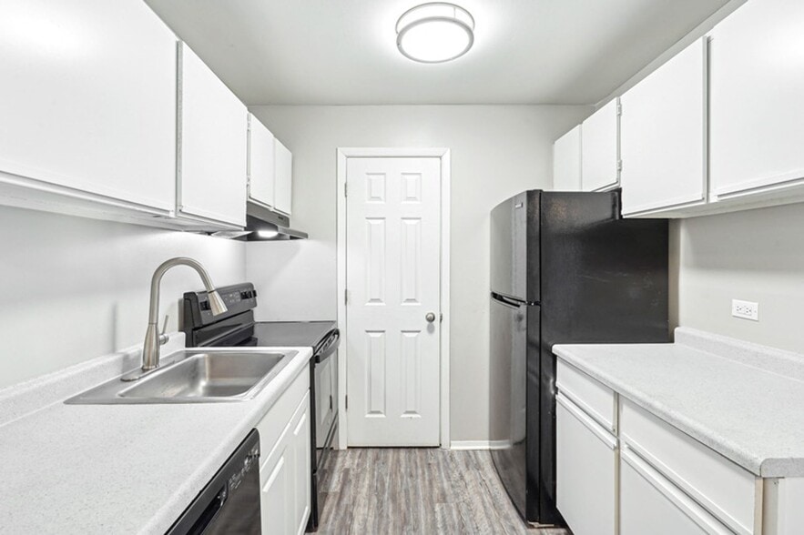 Primary Photo - Park Trail Apartments