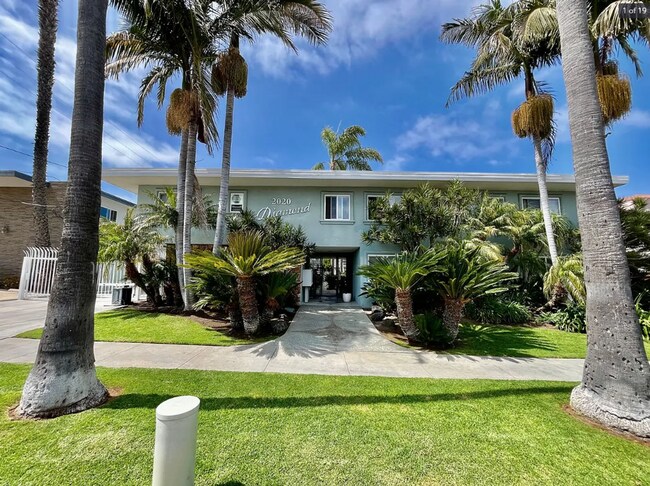 Building Photo - Beautifully Renovated Multi-Level Living C...