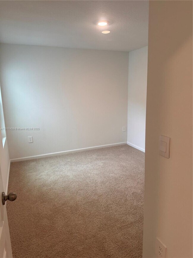 Building Photo - 25 Redbud Rd