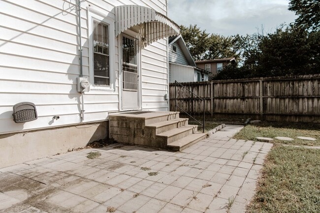 Building Photo - Charming 3 Bedroom Home with Hardwood Floo...