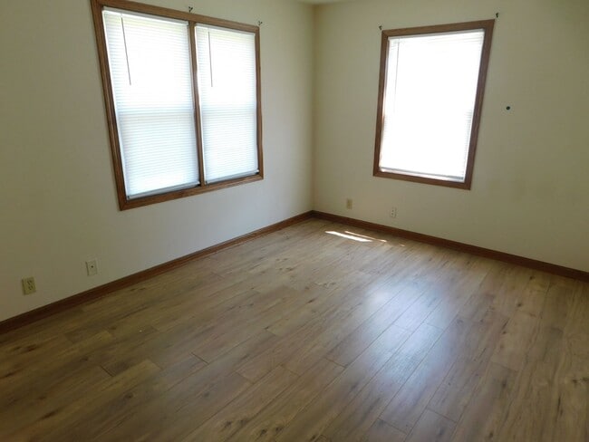 Building Photo - Nice 2-bedroom, 1-bathroom home located in...