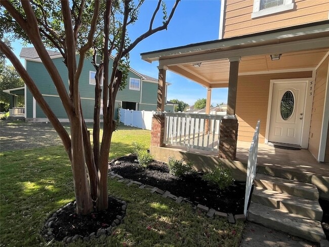 Building Photo - 513 Crater Lake Dr
