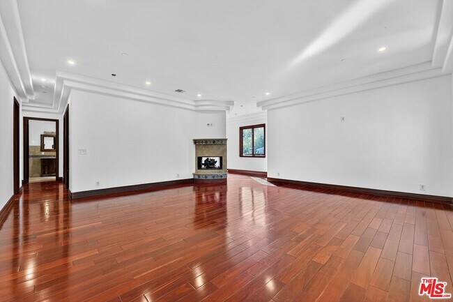 Building Photo - 4536 Vanalden Ave