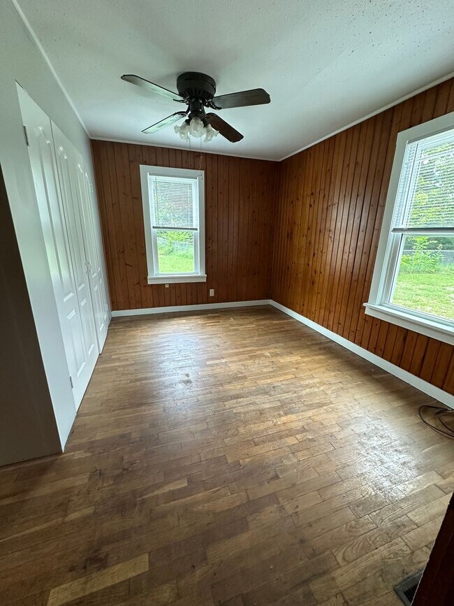 Building Photo - 507 Dewey Ave