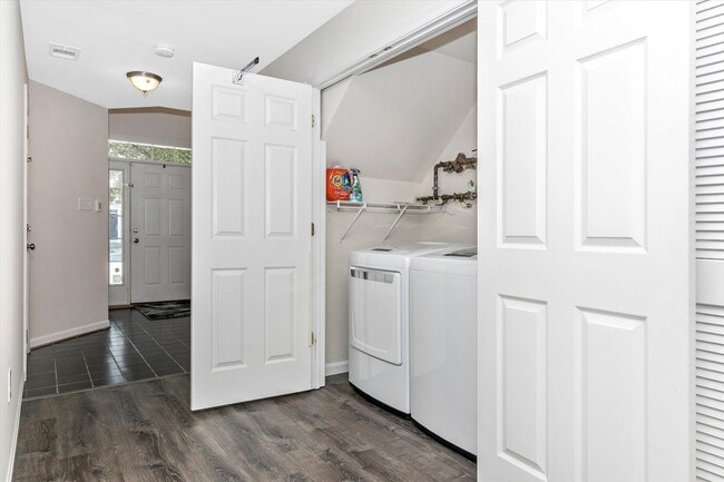 Building Photo - Twin Arch