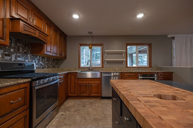 Building Photo - Beautiful 3 Bedroom Home in Franklin Regional School District