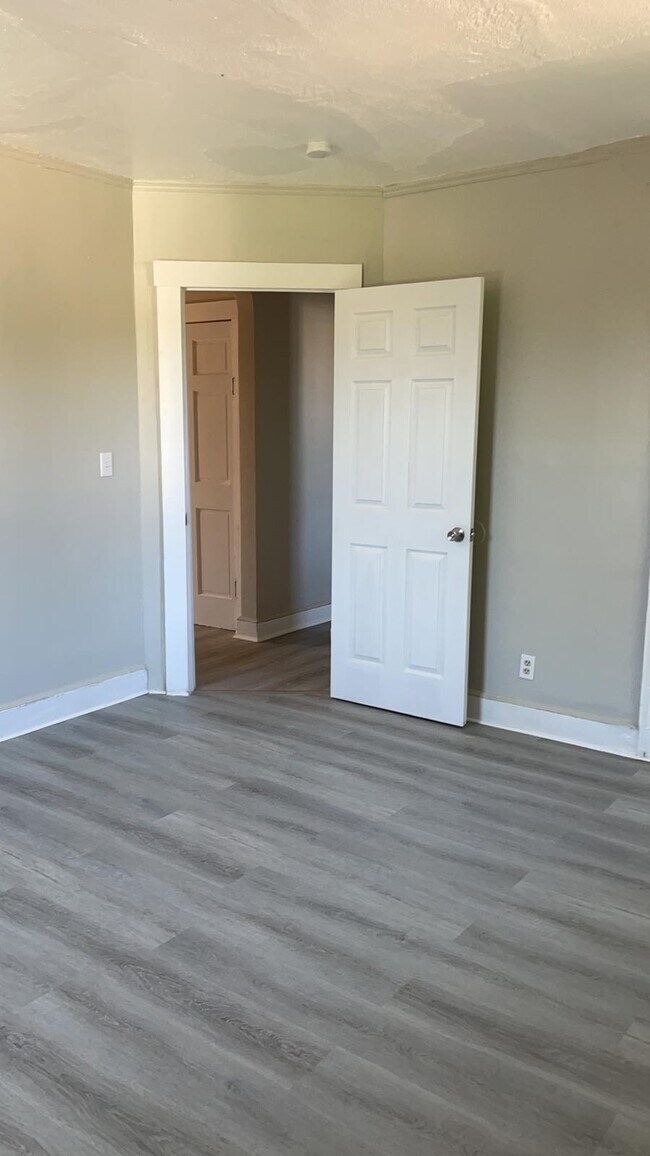 Building Photo - 323 Winthrop Ave