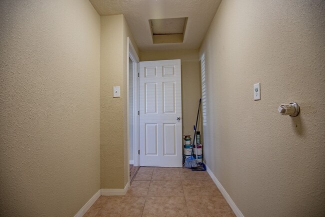 Building Photo - Charming 3 bedroom, 2 bath