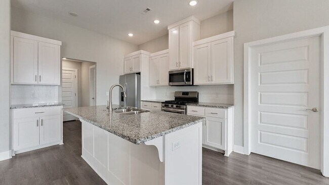 Building Photo - "Charming 4-Bed Oasis with 2 Full Baths in Prime Fayetteville Location – 1800 Sq Ft of Comfort!"