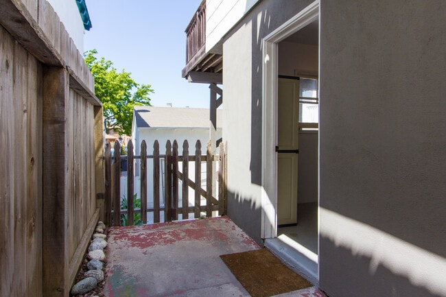 Building Photo - 502 Poinsettia Ave