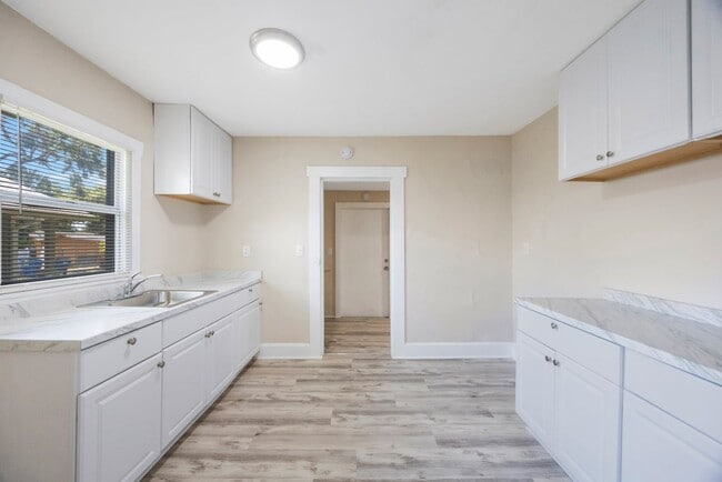 Building Photo - Cosy 2 bedroom 1 bath home with nice size ...