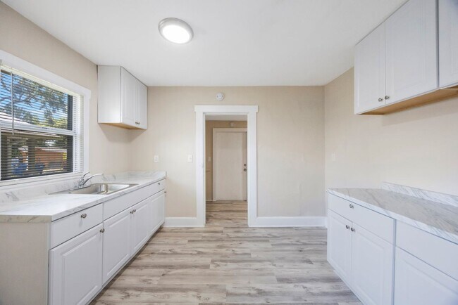 Building Photo - Cosy 2 bedroom 1 bath home with nice size yard $1850 SECTION 8 WELCOME**