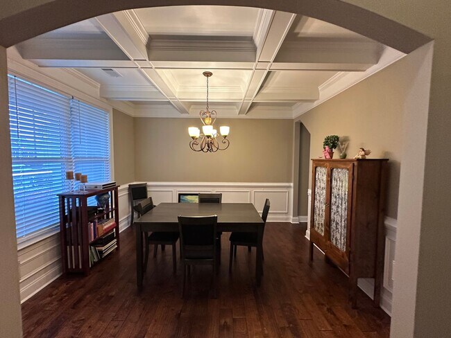 Building Photo - Welcome to this spacious 6 bedroom, 4 bath...