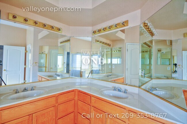 Building Photo - Charming 4 bedroom, 2 bath single story ho...