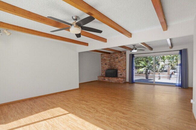 Building Photo - Country property close to town!