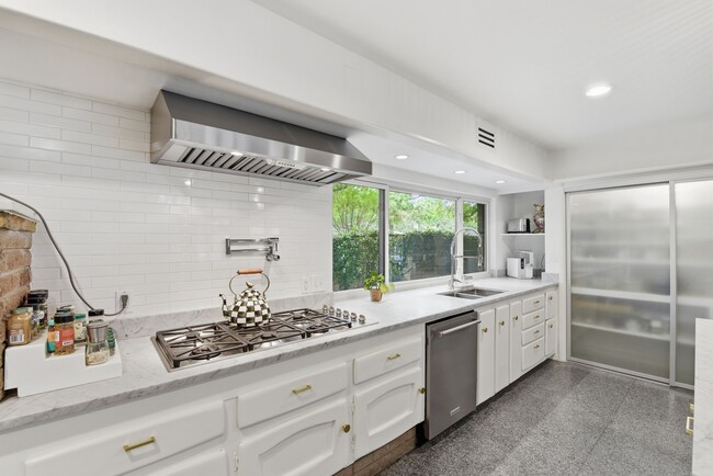 Building Photo - 4603 Ivanhoe St