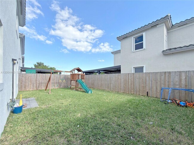 Building Photo - 2636 SE 13th Ct
