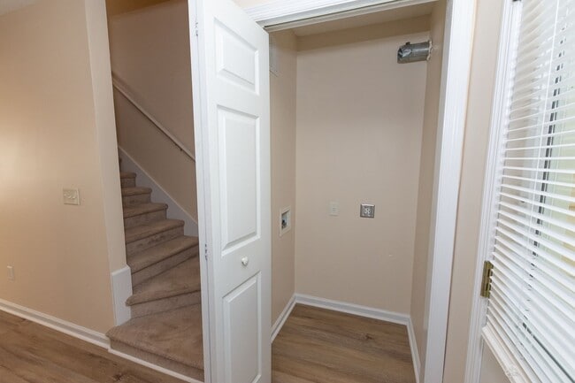 Building Photo - MOVE IN READY!!