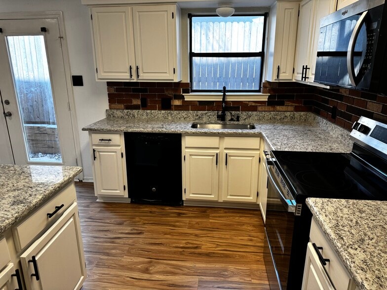 Building Photo - 2058 Owasso St