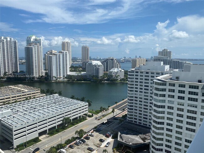 Building Photo - 950 Brickell Bay Dr