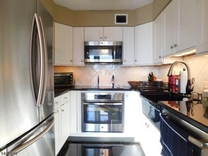 Building Photo - 300 Main St