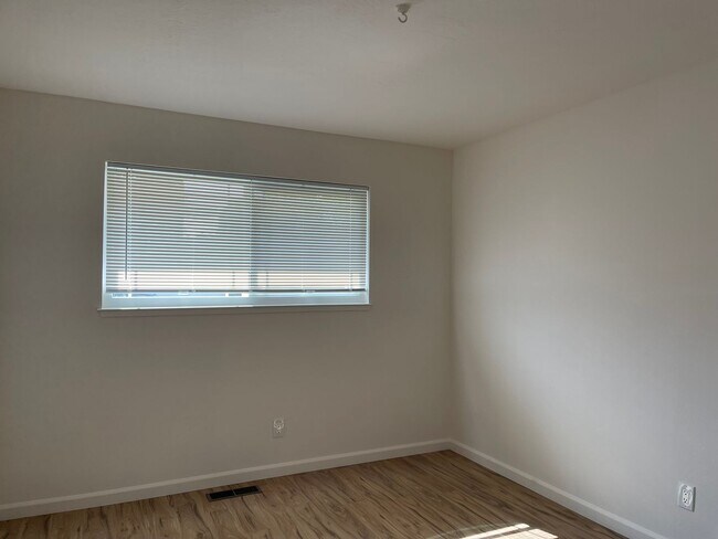 Building Photo - Newly renovated 3/2 Home in Quiet Neighbor...