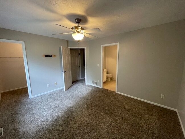 Building Photo - Lake Bella Vista Townhome Rockford