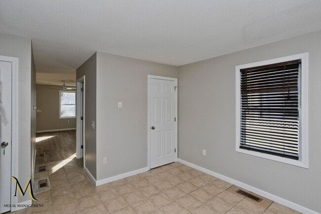 Building Photo - Newly Renovated Duplex Style Units | All New Appliances + Off Street Parking * 2 UNITS AVAILABLE *